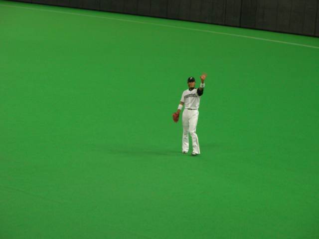 9回表、声援にこたえて手を振る稲葉選手